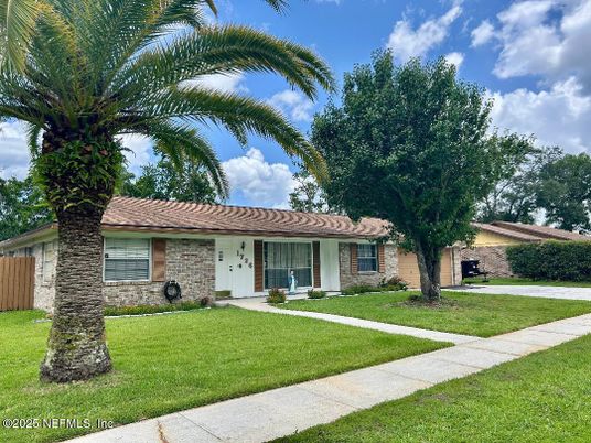 Backyard, Exterior, Facade, Brick Facade, Ranch