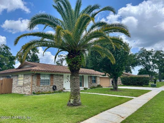 Backyard, Exterior, Facade, Brick Facade, Ranch