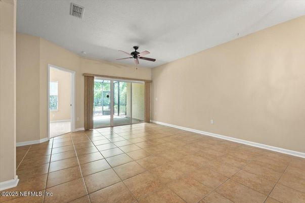 Empty room, Interior