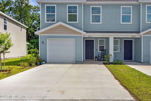 Attached, Exterior, Facade, American Craftsman