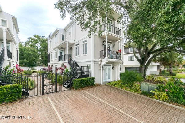 Exterior, Facade, Rowhouse
