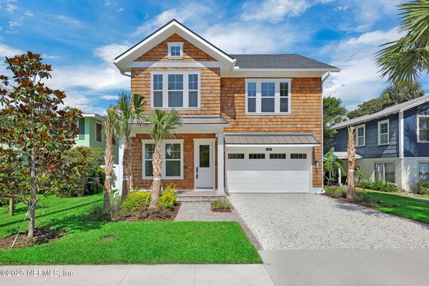 Attached, Exterior, Facade, American Craftsman