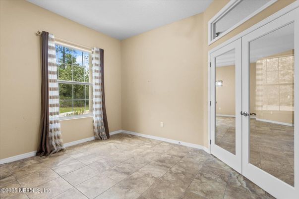 Empty room, Interior