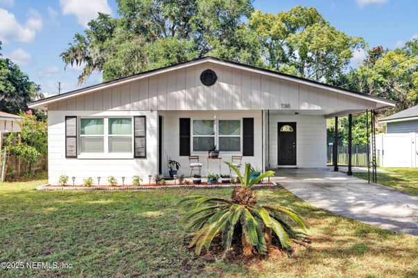 Exterior, Facade, Ranch