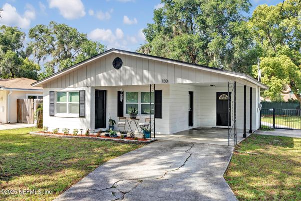 Exterior, Facade, Ranch