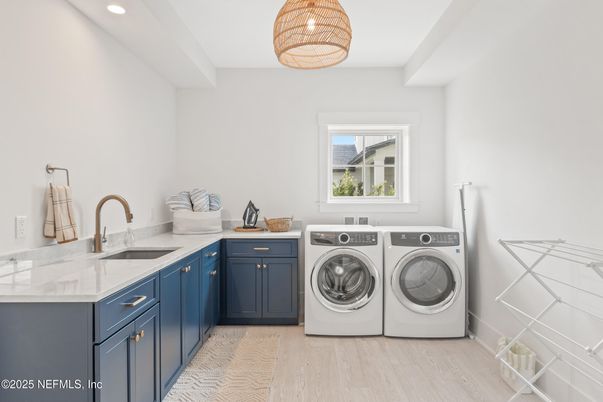 Interior, Recessed Lighting, Washer, Wood Texture Flooring
