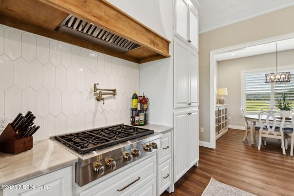 Chandelier, Dining room, Interior, Kitchen, Pendant Lights, Recessed Lighting, Wood Texture Flooring