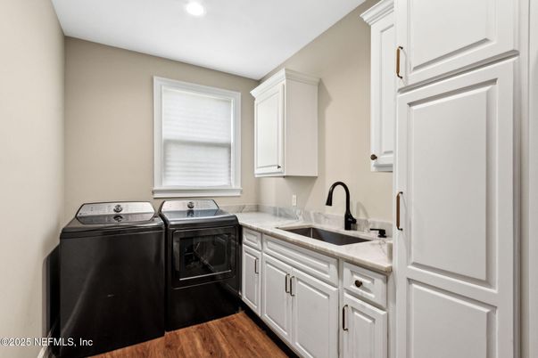 Interior, Recessed Lighting, Washer, Wood Texture Flooring