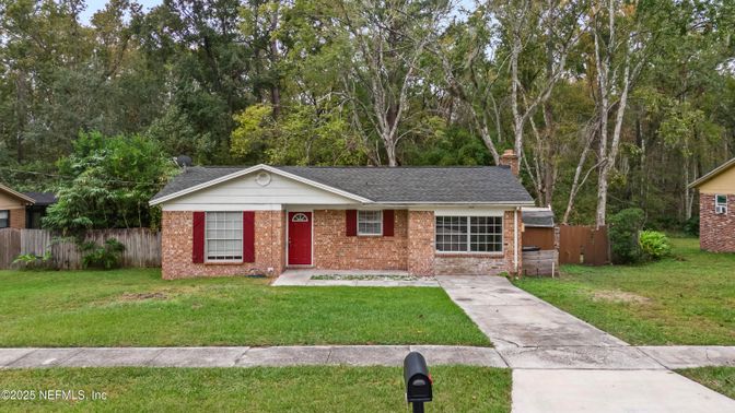 Backyard, Exterior, Facade, Brick Facade, Ranch