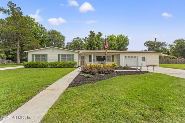 Attached, Exterior, Facade, Ranch