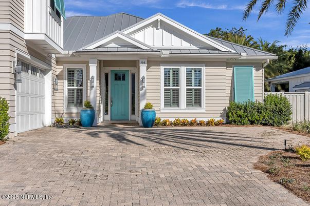 Exterior, Facade, Ranch