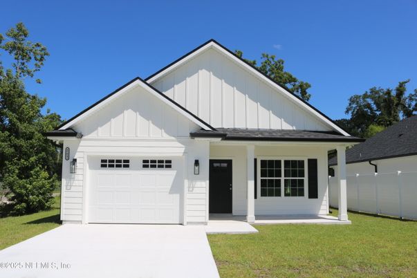 Attached, Exterior, Facade, Farmhouse