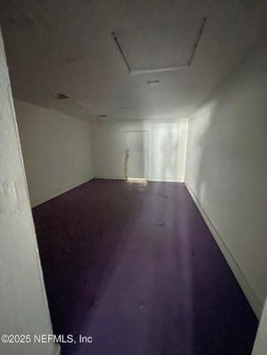 Empty room, Interior