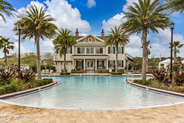 Exterior, Facade, Pool, Georgian