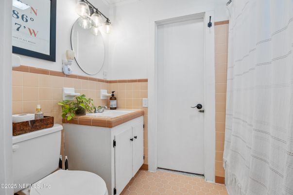 Bathroom, Interior, Tile Countertops