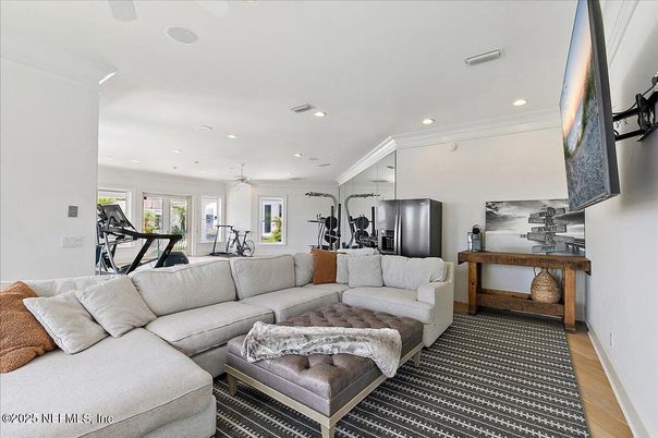 Fitness Equipment, Interior, Living room, Recessed Lighting, Wood Texture Flooring