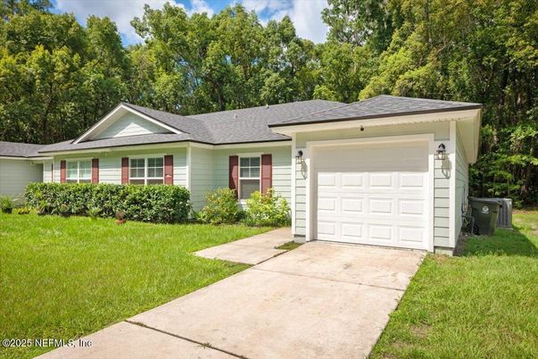 Attached, Exterior, Facade, Ranch