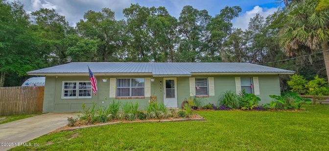 Exterior, Facade, Ranch