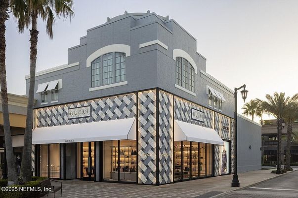 Exterior, Facade, Modern