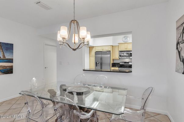 Chandelier, Dining room, Interior, Kitchen, Stainless Steel Appliances