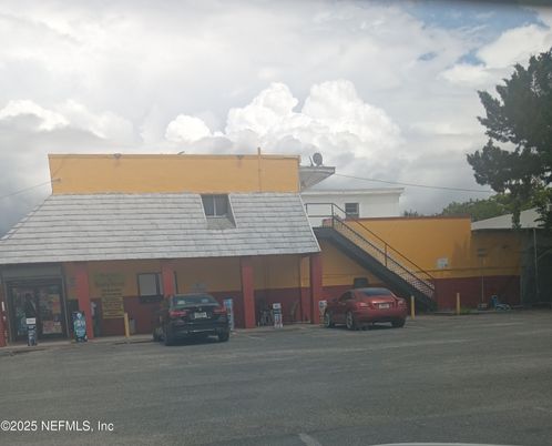 Attached, Exterior, Facade, None