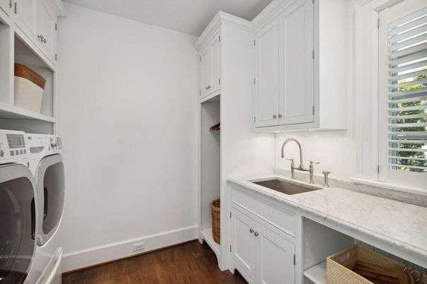Interior, Utility Closets, Washer, Wood Texture Flooring