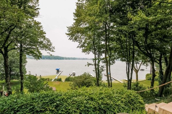 Exterior, Lake