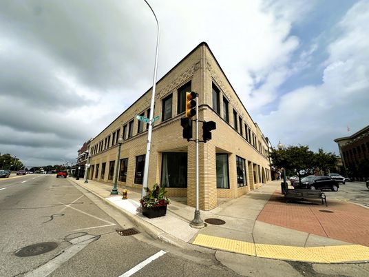 Exterior, Facade, Brick Facade, Chicago School