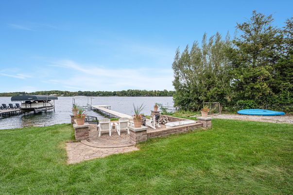 Exterior, Lake