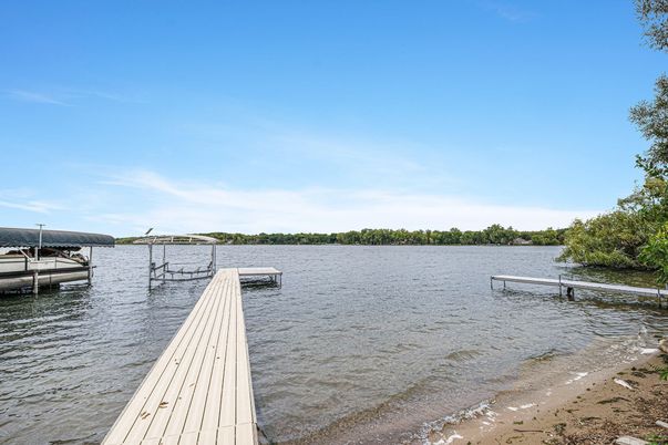 Exterior, Lake