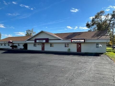 Exterior, Facade, Ranch