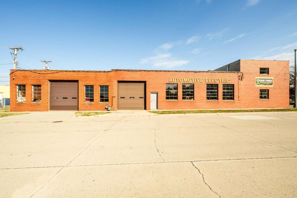 Attached, Exterior, Facade, Brick Facade, Georgian