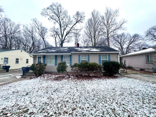 Exterior, Facade, Ranch