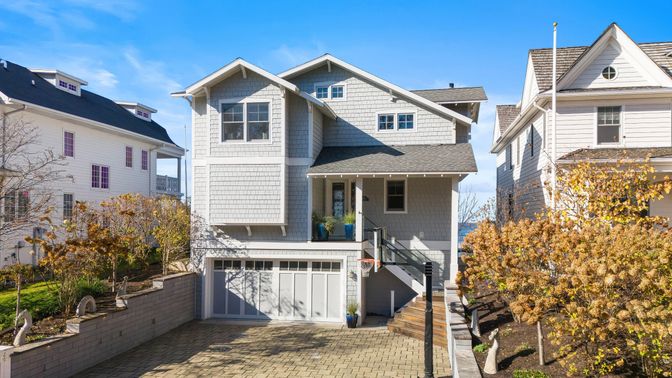 Attached, Exterior, Facade, Queen Anne Victorian