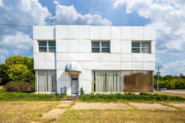 Exterior, Facade, Modern