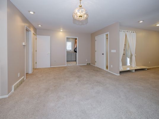 Empty room, Interior, Recessed Lighting