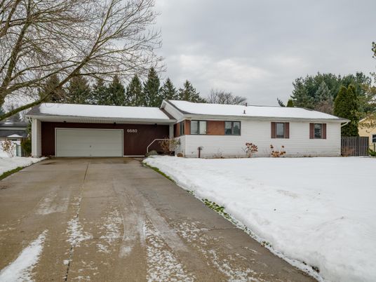 Attached, Exterior, Facade, Ranch