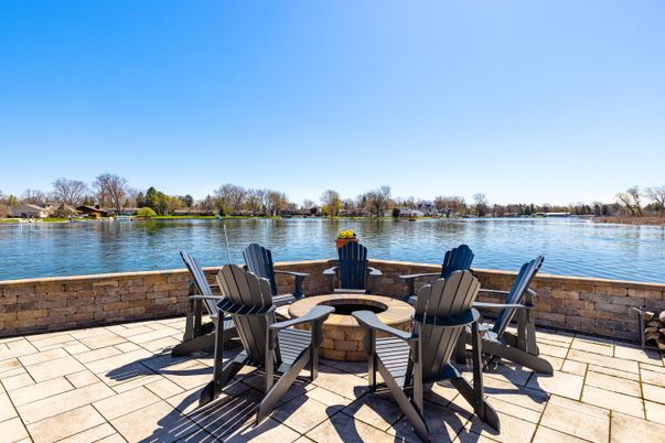 Exterior, Lake