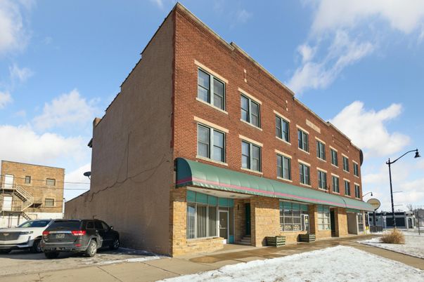 Exterior, Facade, Brick Facade, Chicago School