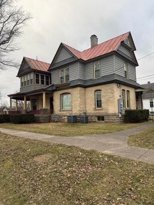 Attached, Exterior, Facade, Brick Facade, Queen Anne Victorian