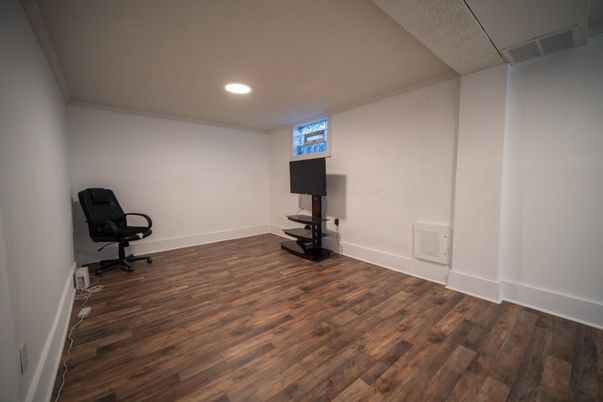 Interior, Recessed Lighting, Wood Texture Flooring