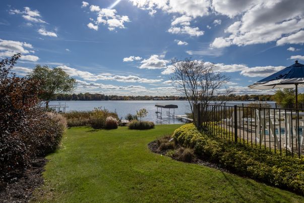 Exterior, Lake