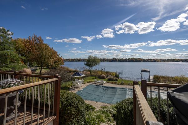 Exterior, Lake