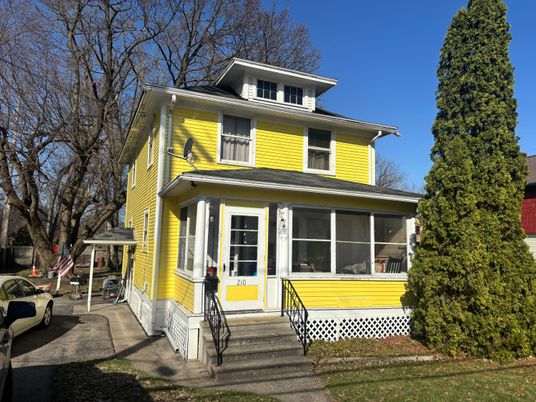 Exterior, Facade, American Foursquare