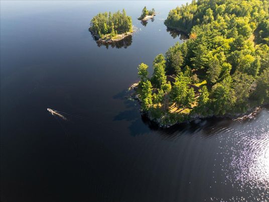 Exterior, Lake
