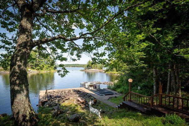 Exterior, Lake