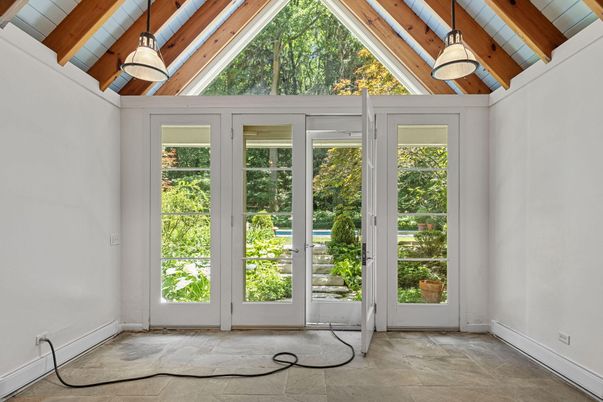 Empty room, Interior, Pendant Lights, Wooden Beams