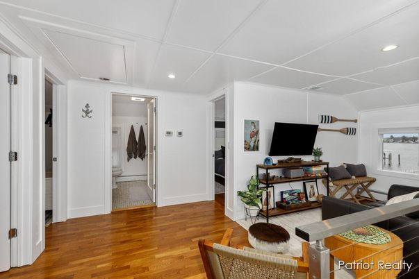 Interior, Recessed Lighting, Washer, Wood Texture Flooring