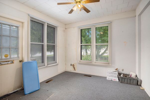 Empty room, Interior