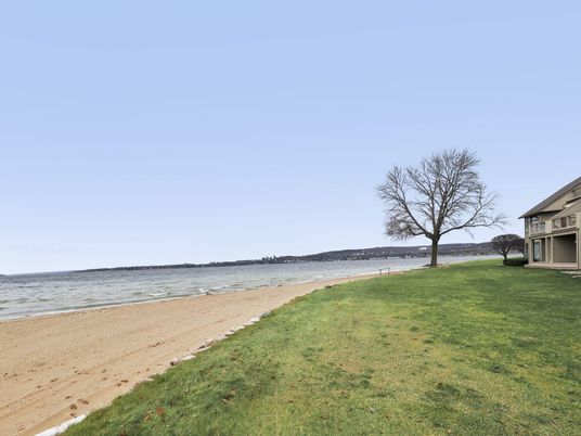 Exterior, Lake